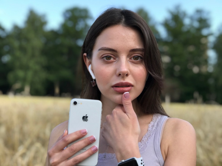 Девушка с AirPods и iPhone 8