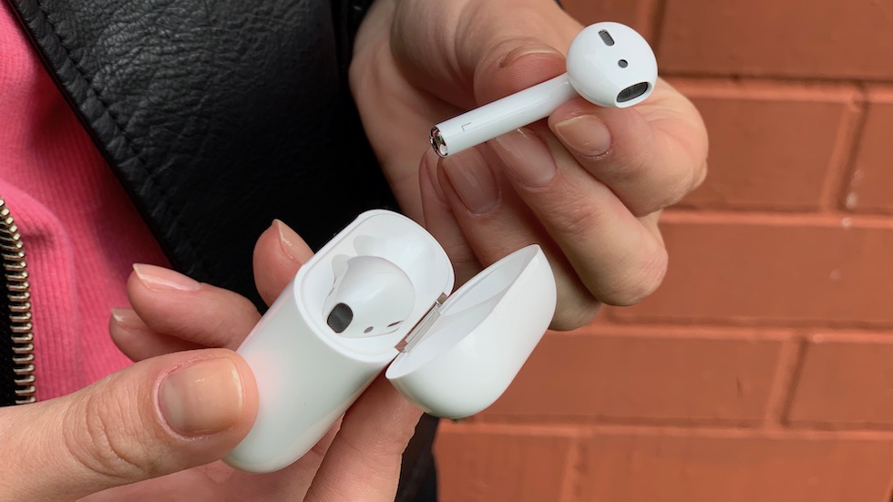 Достаем из зарядного чехла наушники AirPods