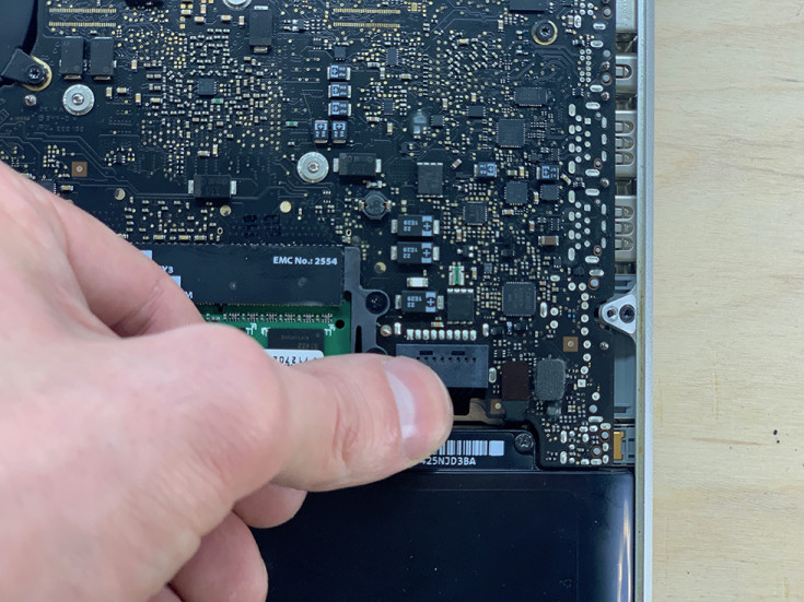 Подключаем аккумулятор в MacBook Pro