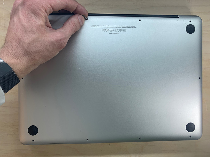 Закручиваем винты на задней крышке MacBook Pro