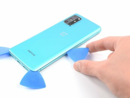 Медленно сдвигайте инструмент вдоль правого края смартфона в верхний угол